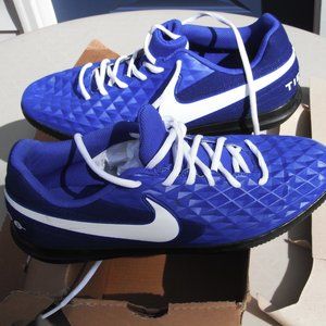 nike soccer shoe indoors